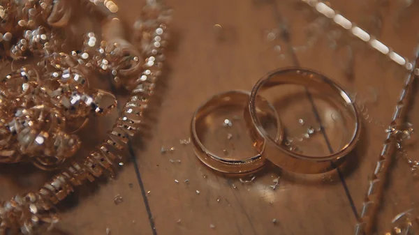 Producción de anillos. Joyero trabajando con anillo modelo cera en su taller. Joyería artesanal. Detalle de disparo con baja profundidad de campo. Joyero haciendo joyas hechas a mano en el banco de trabajo vintage. Artesanía de —  Fotos de Stock