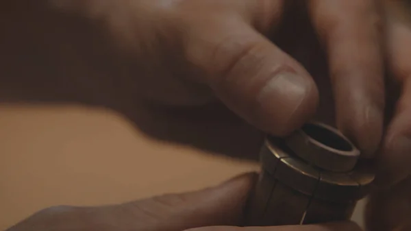 Productie van ringen. Juwelier werken met wax model ring in zijn atelier. Ambachtelijke sieraden maken. Detail geschoten met weinig scherptediepte. Juwelier maken van handgemaakte sieraden op vintage werkbank. Ambacht van — Stockfoto