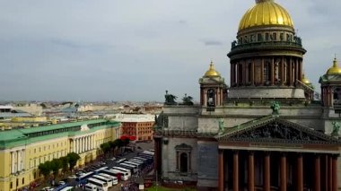 Üstten Görünüm St.Isaacs Katedrali, St Petersburg, Rusya. St. Isaacs sütunlu üzerinden St. Petersburg şehrinin görüntüleyin. Rusya. Hava