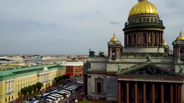 サンクトペテルブルク、ロシアの St.Isaacs 寺院から平面図です。聖イサクの列柱からサンクトペテルブルク市の観します。ロシア。空中 — ストック動画