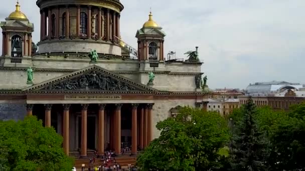 Vista superior da Catedral de São Isaacs em São Petersburgo, Rússia. Vista da cidade de São Petersburgo a partir da colunata de São Isaacs. A Rússia. Aviação — Vídeo de Stock