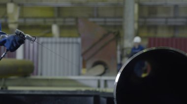 Dostum boyalar atomizer boru. Mens el boya tesisi closeup boruları