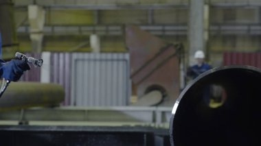 Dostum boyalar atomizer boru. Mens el boya tesisi closeup boruları