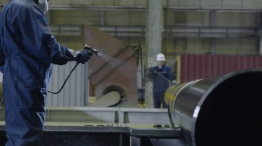 Dostum boyalar atomizer boru. Mens el boya tesisi closeup boruları