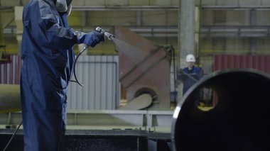 Dostum boyalar atomizer boru. Mens el boya tesisi closeup boruları