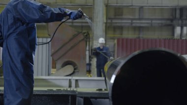 Dostum boyalar atomizer boru. Mens el boya tesisi closeup boruları