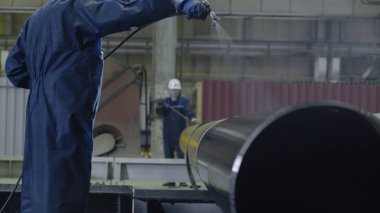 Dostum boyalar atomizer boru. Mens el boya tesisi closeup boruları