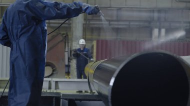 Dostum boyalar atomizer boru. Mens el boya tesisi closeup boruları