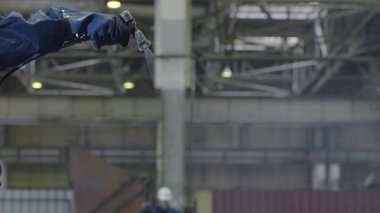 Dostum boyalar atomizer boru. Mens el boya tesisi closeup boruları