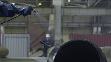 Dostum boyalar atomizer boru. Mens el boya tesisi closeup boruları