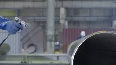 Dostum boyalar atomizer boru. Mens el boya tesisi closeup boruları