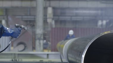 Dostum boyalar atomizer boru. Mens el boya tesisi closeup boruları