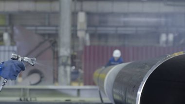 Dostum boyalar atomizer boru. Mens el boya tesisi closeup boruları