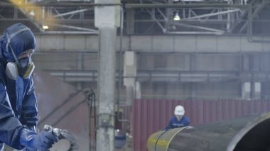 Erkek holding boya tabancası ve boyalı çelik. Adam boya boru atomizer