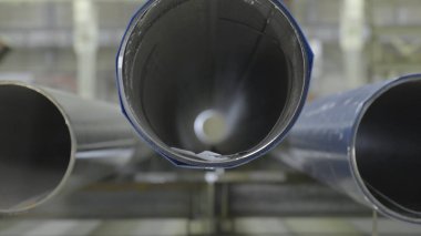 Yeni endüstriyel metal kanalizasyon boruları ön görünümü, yakın. Boru Önden Görünüm