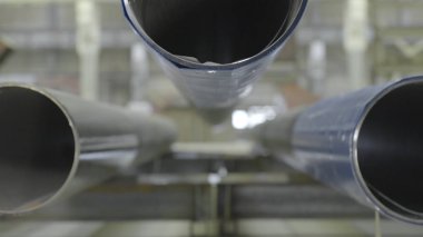 Yeni endüstriyel metal kanalizasyon boruları ön görünümü, yakın. Boru Önden Görünüm