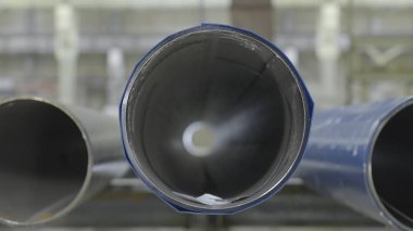 Yeni endüstriyel metal kanalizasyon boruları ön görünümü, yakın. Boru Önden Görünüm