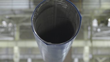 Vinç ile çalışma çelik depoda Merkez over. Genel gider vinç üzerinde boru Asansör