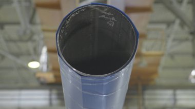 Vinç ile çalışma çelik depoda Merkez over. Genel gider vinç üzerinde boru Asansör