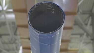 Vinç ile çalışma çelik depoda Merkez over. Genel gider vinç üzerinde boru Asansör