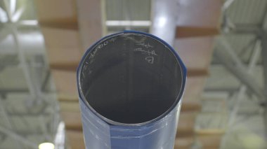 Vinç ile çalışma çelik depoda Merkez over. Genel gider vinç üzerinde boru Asansör