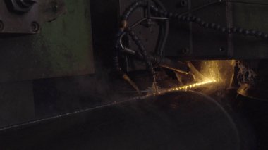 Kaynakçı ile kişisel koruyucu ekipman tam olduğunu gerçekleştirmek otomatik kaynak sistemi kullanarak karanlık bölgede boru kaynak. Kaynak her yere yayılan kıvılcım. Otomat kaynak boru üretimi