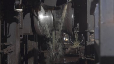 İmalat tesisi, haddeleme sürecini tüp. Metal boru üretim süreci closeup. Ağır sanayi endüstriyel makine. Konveyör bant boru