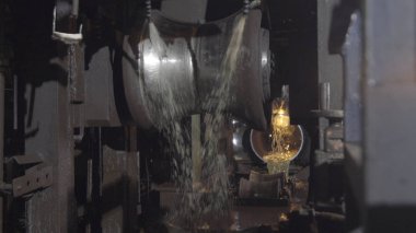 İmalat tesisi, haddeleme sürecini tüp. Metal boru üretim süreci closeup. Ağır sanayi endüstriyel makine. Konveyör bant boru