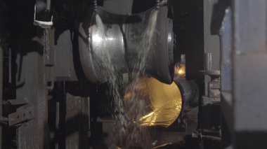 İmalat tesisi, haddeleme sürecini tüp. Metal boru üretim süreci closeup. Ağır sanayi endüstriyel makine. Konveyör bant boru