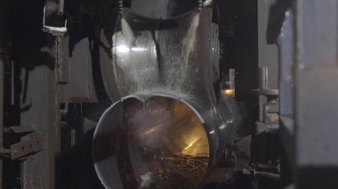 İmalat tesisi, haddeleme sürecini tüp. Metal boru üretim süreci closeup. Ağır sanayi endüstriyel makine. Konveyör bant boru