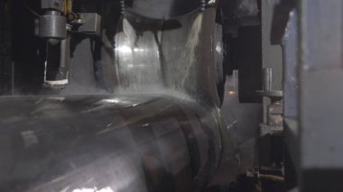 İmalat tesisi, haddeleme sürecini tüp. Metal boru üretim süreci closeup. Ağır sanayi endüstriyel makine. Konveyör bant boru