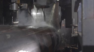 İmalat tesisi, haddeleme sürecini tüp. Metal boru üretim süreci closeup. Ağır sanayi endüstriyel makine. Konveyör bant boru