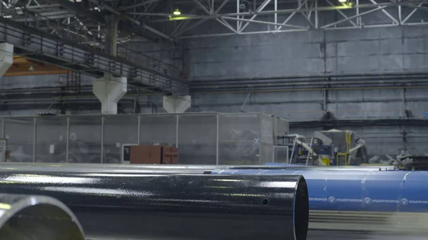 Промышленные трубы готовы к отправке на поддоны евро из защитной пластиковой пленки — стоковое фото
