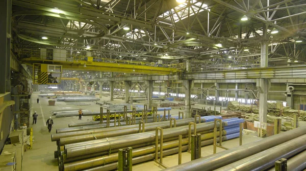 Gele Indoor kraan. Werk opknoping van een kraan in de fabriek voor de productie van buizen — Stockfoto