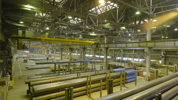 Sarı kapalı vinç. Bir vinç asılı bitki boru üretimi için çalışmak