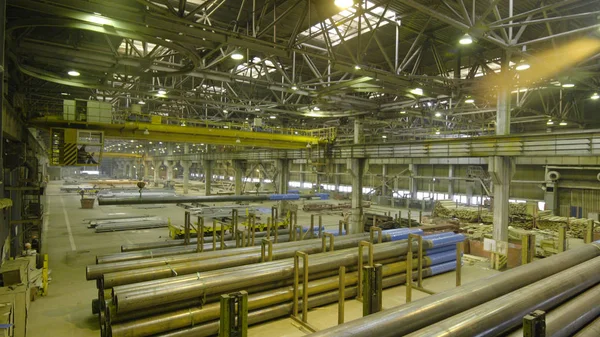 Sarı kapalı vinç. Bir vinç asılı bitki boru üretimi için çalışmak