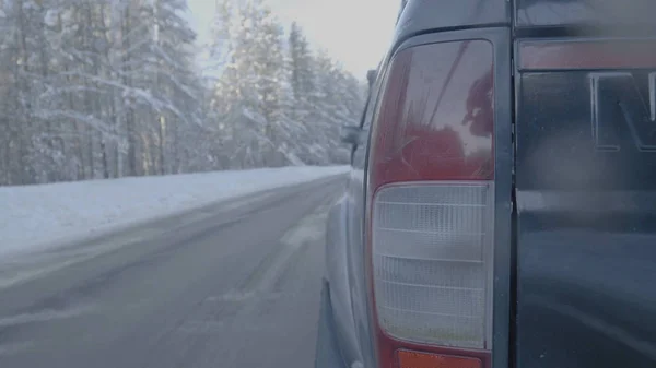 Προβολέας κινηματογραφήσεων σε χιονισμένους δρόμους. Βόλτες με το αυτοκίνητο σε ένα χιονισμένο δρόμο — Φωτογραφία Αρχείου