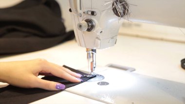 Tailor.Hands çentik terzi makas bez yapılandırılabilir. Kadın terzi malzemesi işyerinde dikiş. Kumaş yapım giysiler için hazırlanıyor. Terzilik, hazır giyim endüstrisi, tasarımcı atölye kavramı.