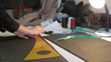 Tailor.Hands çentik terzi makas bez yapılandırılabilir. Kadın terzi malzemesi işyerinde dikiş. Kumaş yapım giysiler için hazırlanıyor. Terzilik, hazır giyim endüstrisi, tasarımcı atölye kavramı.