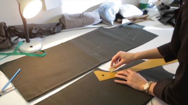 Tailor.Hands çentik terzi makas bez yapılandırılabilir. Kadın terzi malzemesi işyerinde dikiş. Kumaş yapım giysiler için hazırlanıyor. Terzilik, hazır giyim endüstrisi, tasarımcı atölye kavramı.