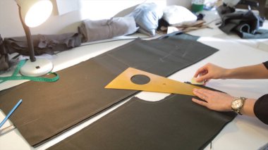 Tailor.Hands çentik terzi makas bez yapılandırılabilir. Kadın terzi malzemesi işyerinde dikiş. Kumaş yapım giysiler için hazırlanıyor. Terzilik, hazır giyim endüstrisi, tasarımcı atölye kavramı.