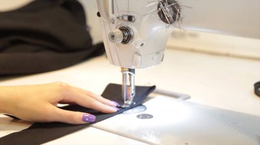 Dikiş makinesi, dikiş makinesi ve kadın boyuyla terzi. Antika dikiş makinesi Franklin. Genç kadın dikiş makinesi üzerinde çalışan koruyucu yüz maskesi takıyor. Moda