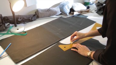 Tailor.Hands çentik terzi makas bez yapılandırılabilir. Kadın terzi malzemesi işyerinde dikiş. Kumaş yapım giysiler için hazırlanıyor. Terzilik, hazır giyim endüstrisi, tasarımcı atölye kavramı.