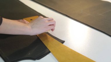 Tailor.Hands çentik terzi makas bez yapılandırılabilir. Kadın terzi malzemesi işyerinde dikiş. Kumaş yapım giysiler için hazırlanıyor. Terzilik, hazır giyim endüstrisi, tasarımcı atölye kavramı.