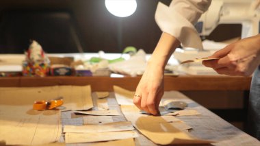 Tailor.Hands çentik terzi makas bez yapılandırılabilir. Kadın terzi malzemesi işyerinde dikiş. Kumaş yapım giysiler için hazırlanıyor. Terzilik, hazır giyim endüstrisi, tasarımcı atölye kavramı.