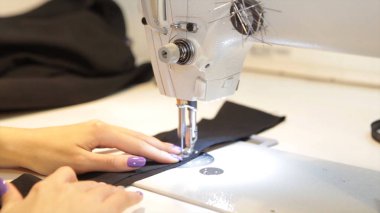 Dikiş makinesi, dikiş makinesi ve kadın boyuyla terzi. Antika dikiş makinesi Franklin. Genç kadın dikiş makinesi üzerinde çalışan koruyucu yüz maskesi takıyor. Moda