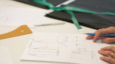 Tailor.Hands çentik terzi makas bez yapılandırılabilir. Kadın terzi malzemesi işyerinde dikiş. Kumaş yapım giysiler için hazırlanıyor. Terzilik, hazır giyim endüstrisi, tasarımcı atölye kavramı.