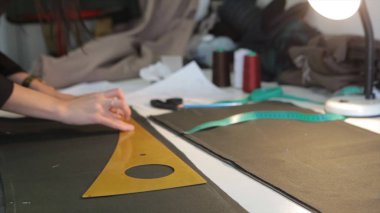 Tailor.Hands çentik terzi makas bez yapılandırılabilir. Kadın terzi malzemesi işyerinde dikiş. Kumaş yapım giysiler için hazırlanıyor. Terzilik, hazır giyim endüstrisi, tasarımcı atölye kavramı.