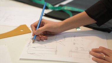 Tailor.Hands çentik terzi makas bez yapılandırılabilir. Kadın terzi malzemesi işyerinde dikiş. Kumaş yapım giysiler için hazırlanıyor. Terzilik, hazır giyim endüstrisi, tasarımcı atölye kavramı.