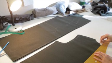 Tailor.Hands çentik terzi makas bez yapılandırılabilir. Kadın terzi malzemesi işyerinde dikiş. Kumaş yapım giysiler için hazırlanıyor. Terzilik, hazır giyim endüstrisi, tasarımcı atölye kavramı.